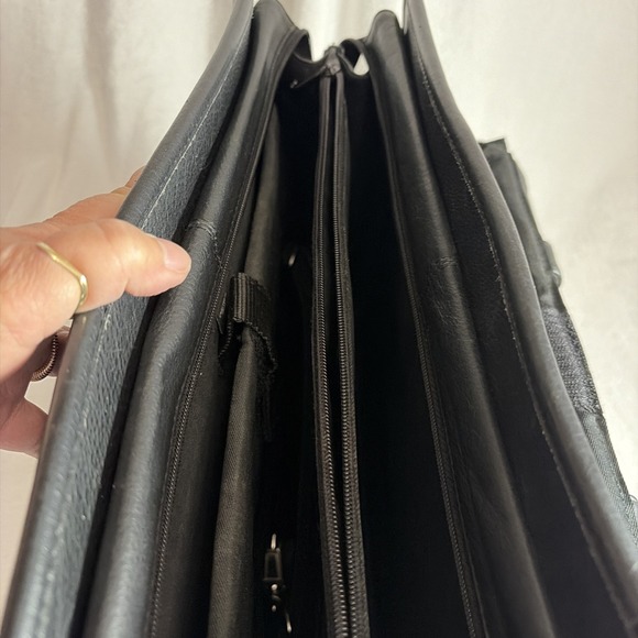 Pelle Studio Wilsons 16"x12"x5" Black Leather Laptop Bag Messenger Briefcase - Picture 3 of 6